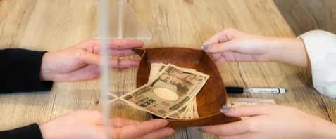 お給料を受け取る